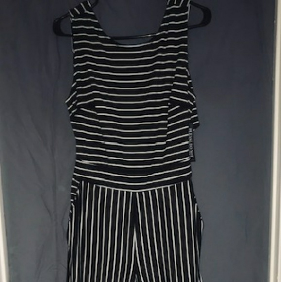 Jumpsuit with pockets - Picture 2 of 2